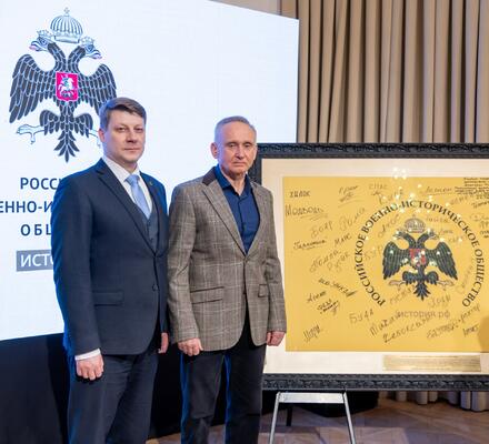 В Москве состоялась передача флага Российского военно-исторического общества (РВИО), подписанного бойцами новосибирского добровольческого отряда «Орион», в Музей военной формы