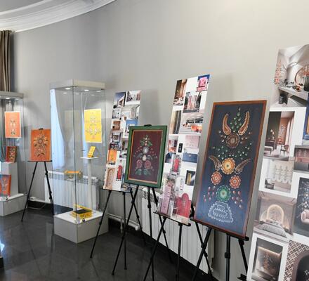 Выставка «Новые грани традиции», посвященная русской народной росписи на традиционных и современных носителях, открылась в историческом парке «Россия - Моя история»