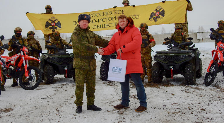 В Новосибирске прошла торжественная церемония передачи техники бойцам бригады специального назначения.