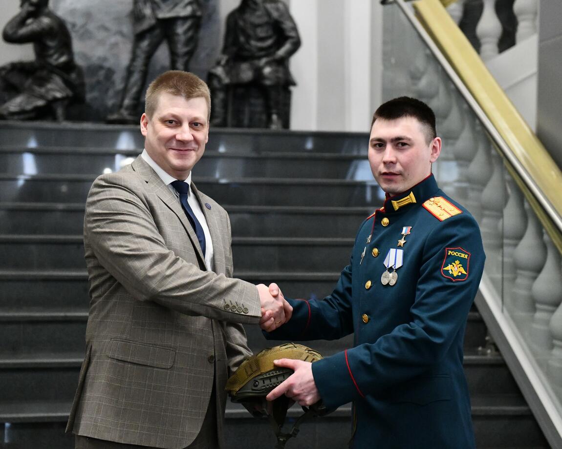 Торжественная церемония передачи военной реликвии – шлема танкиста Рустама Хасанова – Героя России, участника специальной военной операции.