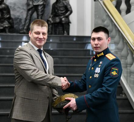 Торжественная церемония передачи военной реликвии – шлема танкиста Рустама Хасанова – Героя России, участника специальной военной операции.