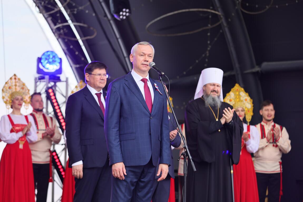 Новосибирск широко отметил День России, собрав тысячи жителей и гостей региона на Михайловской набережной