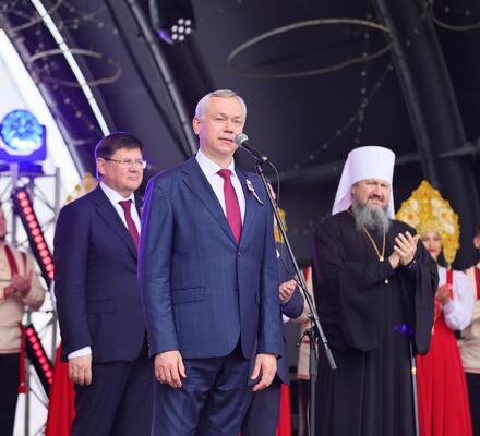 Новосибирск широко отметил День России, собрав тысячи жителей и гостей региона на Михайловской набережной